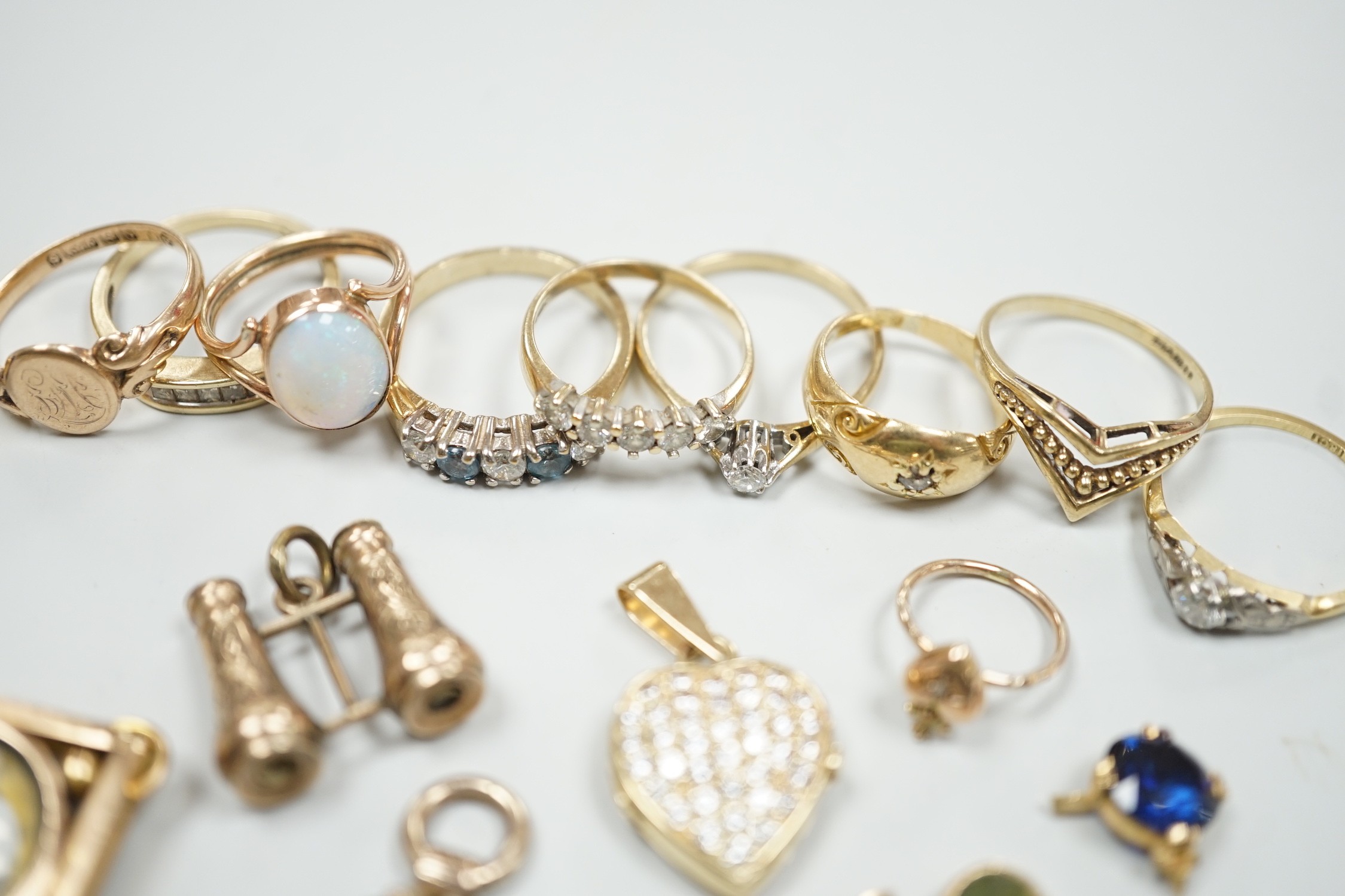 A small collection of Edwardian and later jewellery, including an 18ct gold and diamond chip set ring, size G, an 18ct and small solitaire diamond ring, size N/O and an 18k and single stone ring by Mikimoto, size L, 18ct